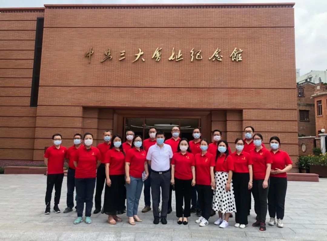 揮楫奮進敢擔當 鏗鏘玫瑰綻芳華 揮楫奮進敢擔當 鏗鏘玫瑰綻芳華