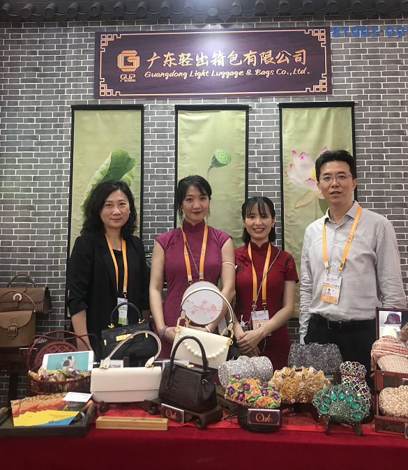 省開發(fā)箱包產(chǎn)品代表廣東省參展首屆中國國際消費(fèi)品博覽會(huì) 省開發(fā)箱包產(chǎn)品代表廣東省參展首屆中國國際消費(fèi)品博覽會(huì)
