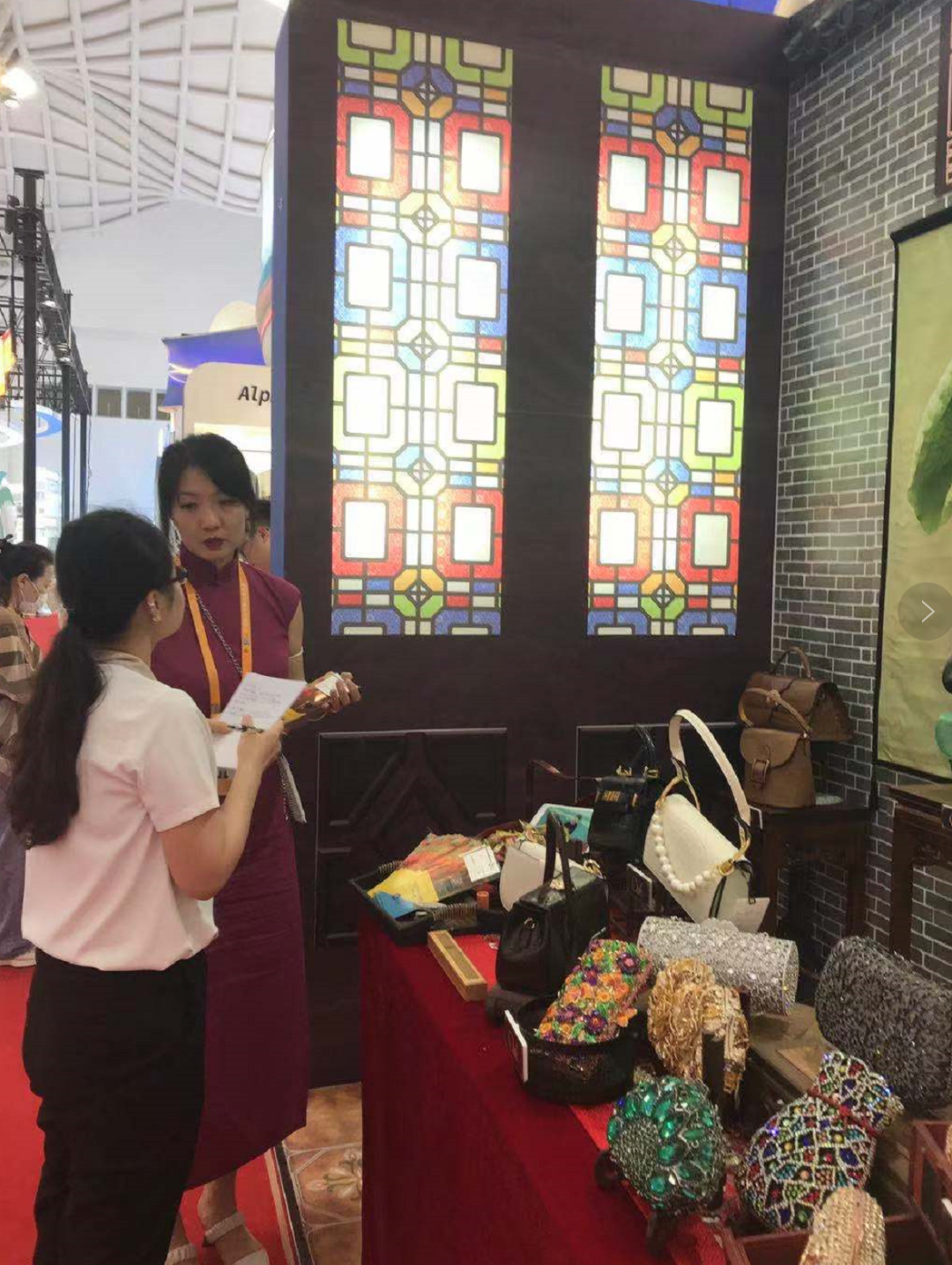 省開發(fā)箱包產(chǎn)品代表廣東省參展首屆中國國際消費(fèi)品博覽會(huì) 省開發(fā)箱包產(chǎn)品代表廣東省參展首屆中國國際消費(fèi)品博覽會(huì)