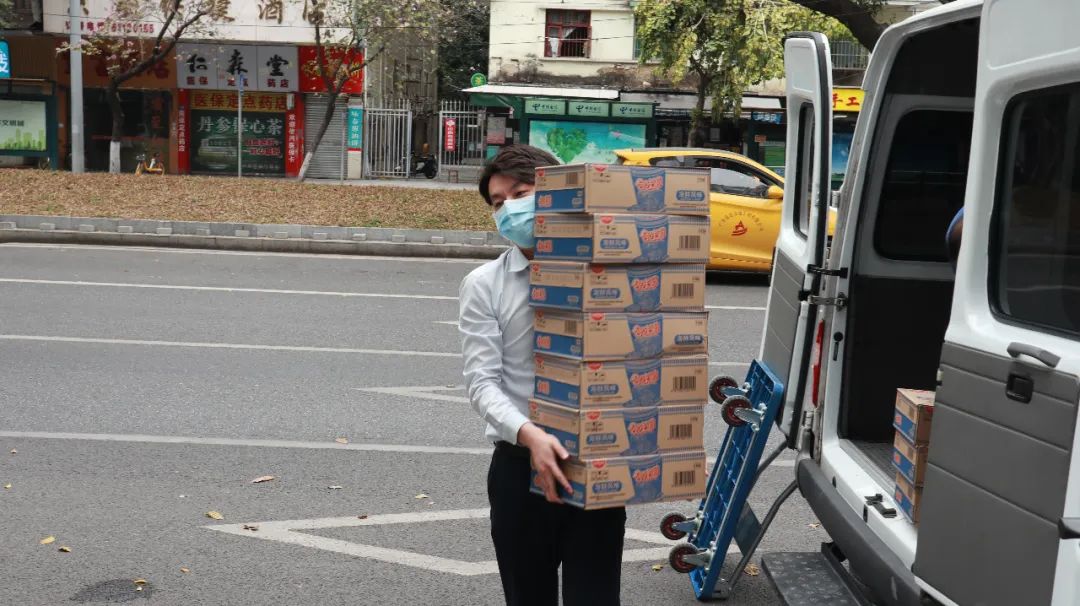 心系抗疫一線 彰顯國企擔(dān)當(dāng) 一一省食品以實(shí)際行動(dòng)助力抗疫一線 心系抗疫一線 彰顯國企擔(dān)當(dāng) 一一省食品以實(shí)際行動(dòng)助力抗疫一線