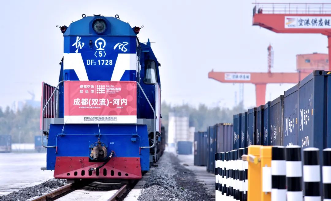 首趟中越班列“興發(fā)鋁業(yè)專列”發(fā)車 首趟中越班列“興發(fā)鋁業(yè)專列”發(fā)車