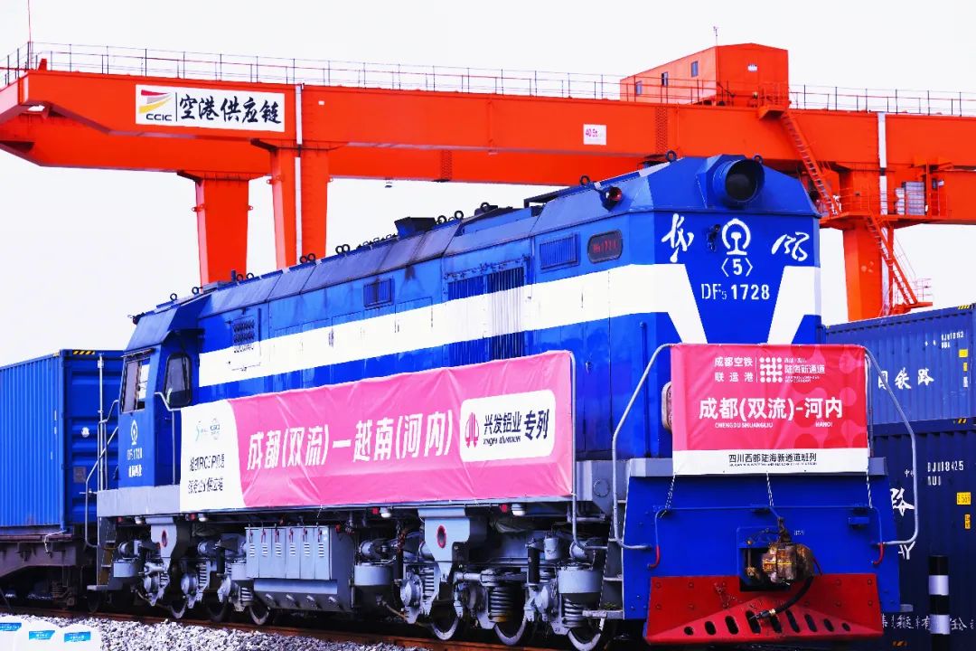 首趟中越班列“興發(fā)鋁業(yè)專列”發(fā)車 首趟中越班列“興發(fā)鋁業(yè)專列”發(fā)車