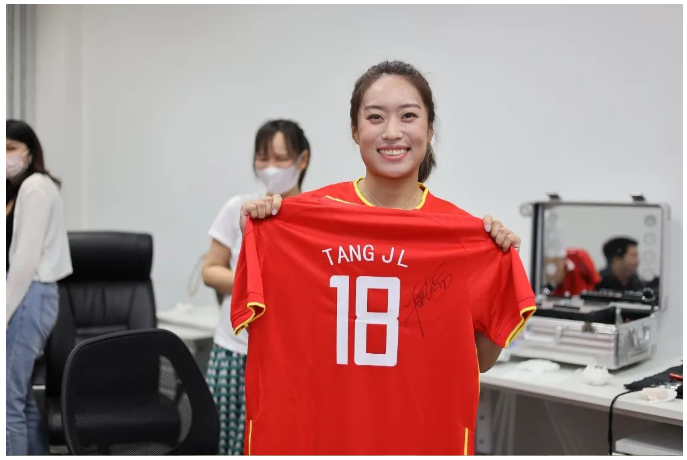 綻放亞洲!省廣集團(tuán)助力北京越野牽手女足之星 綻放亞洲!省廣集團(tuán)助力北京越野牽手女足之星
