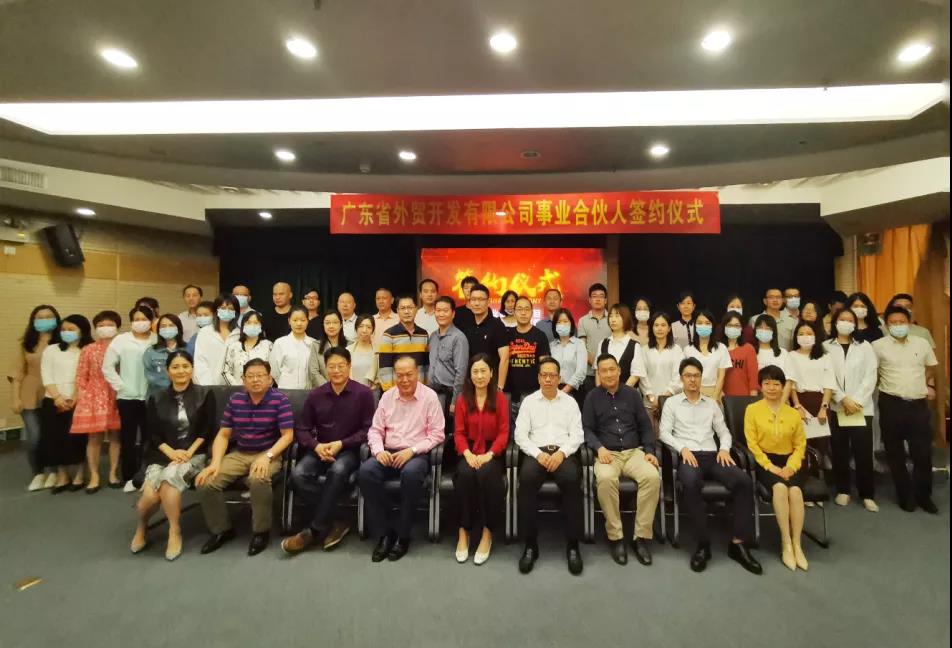【廣新集團(tuán)“兩優(yōu)一先”典型事跡】廣東省國資系統(tǒng)優(yōu)秀黨務(wù)工作者李緒彬:在貿(mào)易強(qiáng)省中展現(xiàn)新作為 【廣新集團(tuán)“兩優(yōu)一先”典型事跡】廣東省國資系統(tǒng)優(yōu)秀黨務(wù)工作者李緒彬:在貿(mào)易強(qiáng)省中展現(xiàn)新作為