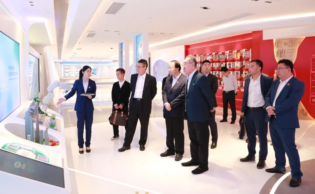 全國政協(xié)常委唐英年先生一行到訪廣新集團