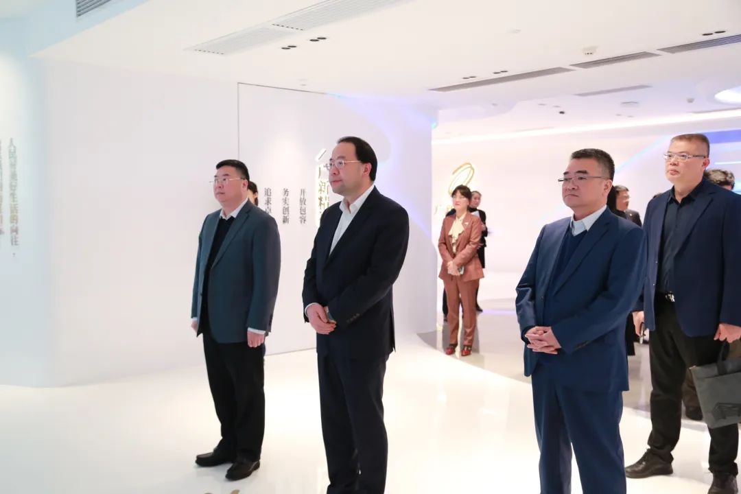 建設(shè)銀行廣東省分行黨委書(shū)記、行長(zhǎng)張偉煜一行到訪廣新集團(tuán) 建設(shè)銀行廣東省分行黨委書(shū)記、行長(zhǎng)張偉煜一行到訪廣新集團(tuán)