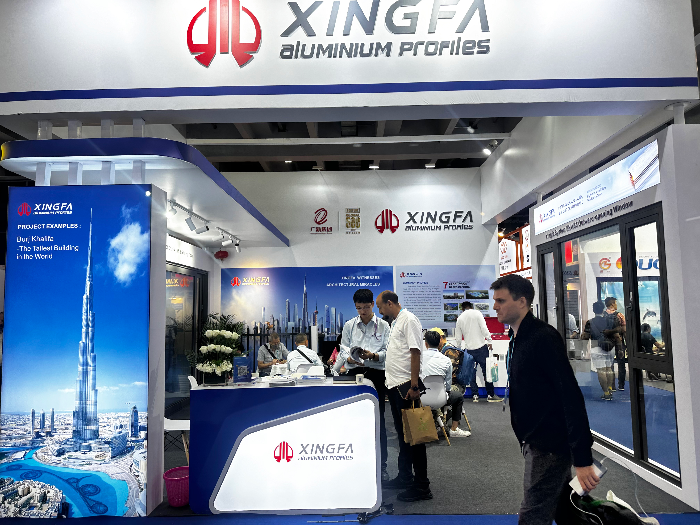 興發(fā)鋁業(yè)展位吸引外商駐足參觀.jpg