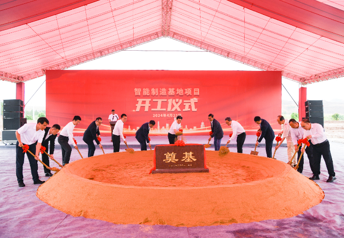 梅州市領(lǐng)導(dǎo)、企業(yè)代表執(zhí)鏟培土奠基.png