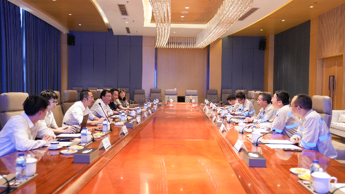 圖6:劉志鴻一行與IMIP園區(qū)伍華弟總裁,印尼廣青鎳業(yè)、印尼廣青德項(xiàng)目公司管理團(tuán)隊(duì)進(jìn)行座談交流。.jpg